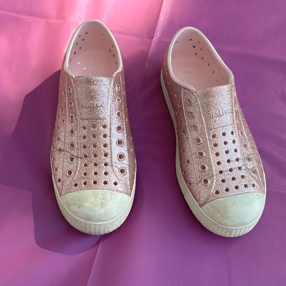 Girl sparkly pink Native Shoes
